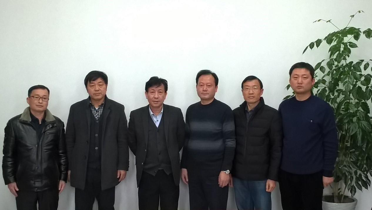范以宁教授（左三）与分析测试中心和国产成人视频
部分专家教授合影